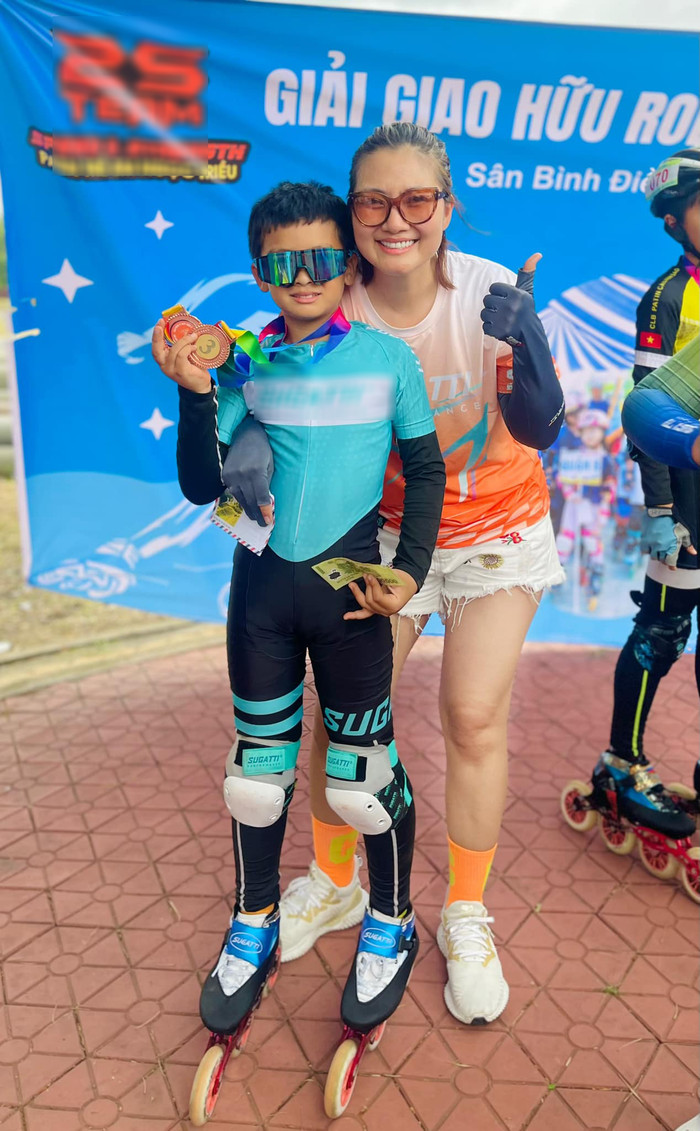 Diễn viên Ngọc Lan khoe con trai 7 tuổi ẵm 2 huy chương đầu tiên khi thi đấu patin.