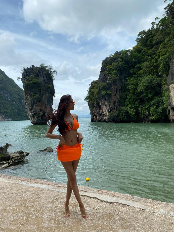 Người đẹp khoe làn da nâu khỏe khoắn với bộ bikini hai mảnh màu cam neon đầy nóng bỏng. 