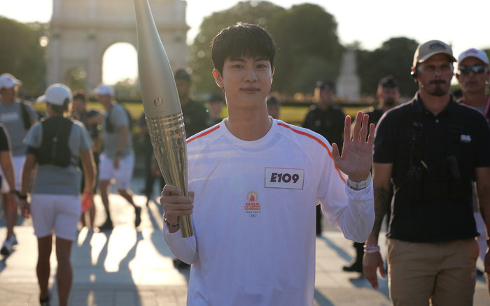 Fan hét lớn một câu khi thấy Jin xuất hiện tại Thế vận hội Paris 2024 Ảnh 2