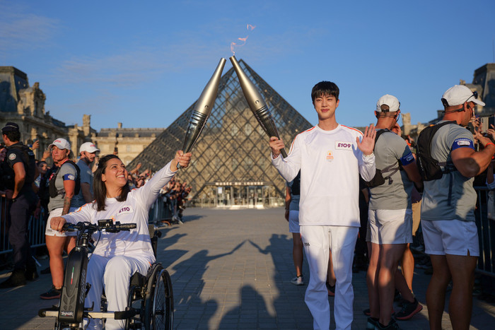 Fan hét lớn một câu khi thấy Jin xuất hiện tại Thế vận hội Paris 2024 Ảnh 1