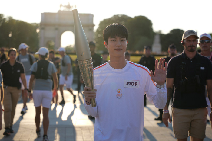 Fan hét lớn một câu khi thấy Jin xuất hiện tại Thế vận hội Paris 2024 Ảnh 2