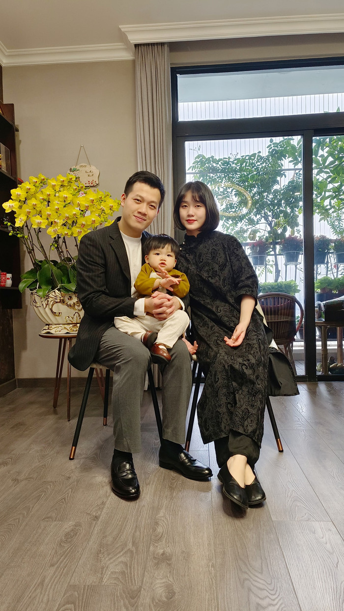 Từng chia sẻ về mối lương với bà xã Mai Phương, MC Trần Ngọc cho biết, Mai Phương là bạn thân của chị họ anh.'Sự kết nối của gia đình chúng tôi vốn khá thân thiết trước cả khi chúng tôi yêu nhau. Nên khi chúng tôi đã có nhiều năm trải nghiệm tình cảm và trưởng thành bên người kia, bởi vậy chúng tôi đưa ra quyết định kết hôn một cách khá bình tĩnh và mãn nguyện', nam MC chia sẻ. 