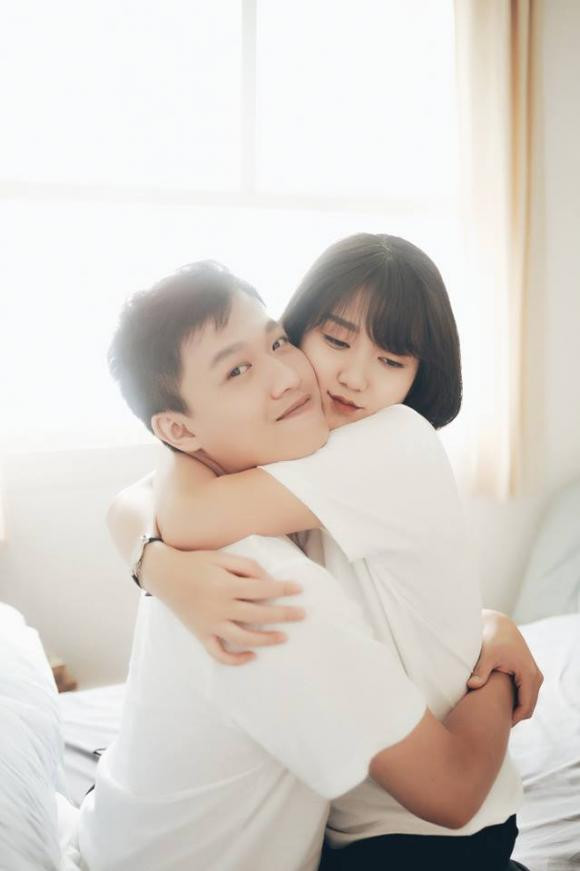 Trong cuộc phỏng vấn với Dân Trí, MC Trần Ngọc cho biết, xảy ra hai việc khiến cặp đôi thấy phải có đăng ký kết hôn. 