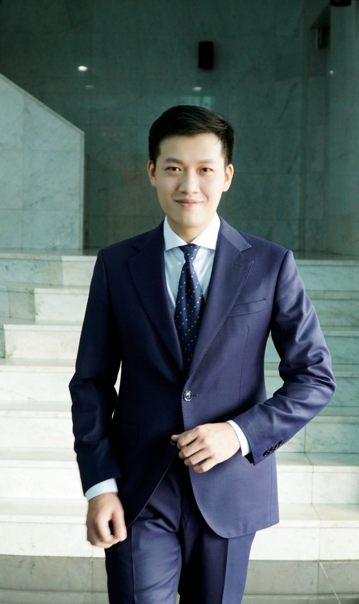 MC Trần Ngọc (sinh năm 1987) tên thật là Trần Hồng Ngọc, sinh ra và lớn lên tại Hà Nội. Anh ghi dấu ấn khi tham gia “cầm trịch” nhiều chương trình nổi tiếng như Rung chuông vàng, Đường lên đỉnh Olympia, Hãy chọn giá đúng, Cafe sáng với VTV3...