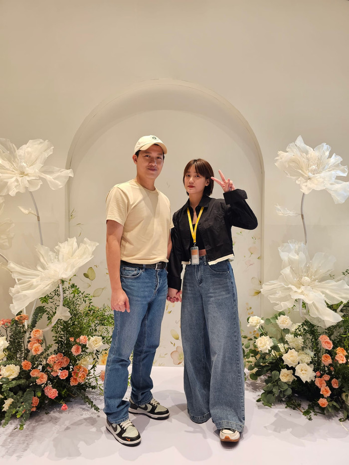 Không chỉ có sự nghiệp thành công, Trần Ngọc còn có gia đình hạnh phúc bên bà xã trẻ trung, xinh đẹp và một cậu con trai kháu khỉnh, đáng yêu. Thậm chí, bà xã của nam MC còn được nhận xét, sở hữu ngoại hình trẻ như nữ sinh cấp 3.