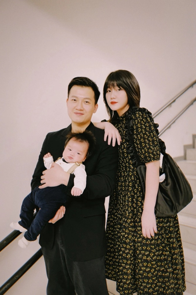 'Thứ hai là khi vợ tôi mang bầu, chúng tôi mới tìm hiểu, nếu không đăng ký kết hôn thì làm giấy khai sinh cho con như thế nào? Mọi thứ sẽ dễ hơn rất nhiều nếu đăng ký kết hôn. Cuối cùng, chúng tôi thực hiện việc đó, trở thành vợ chồng hợp pháp sau 4 năm về chung một nhà'.