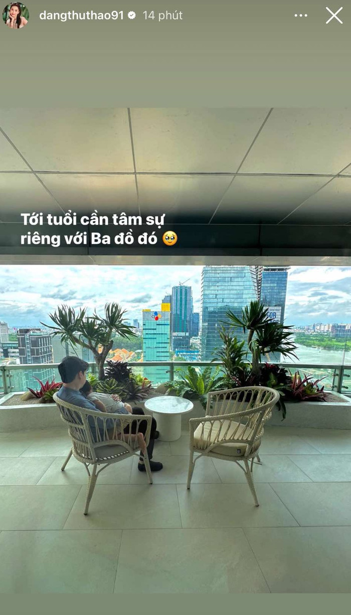 Hoa hậu Đặng Thu Thảo chia sẻ khoảnh khắc con trai Liam bên cạnh bố. 