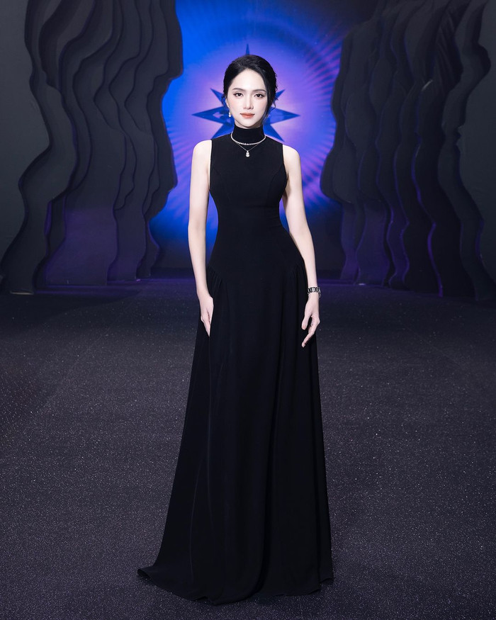 Hương Giang xuất hiện tại buổi sơ khảo với vai trò nhà sản xuất kiêm ban giám khảo cuộc thi. Trong ngày trọng đại, nàng hậu khoe triệt số đo ba vòng trong mẫu váy cách điệu bodycon nhuộm tông đen sang trọng. Chi tiết sát tay tinh tế dễ dàng khoe được bờ vai thon gọn của người mặc. Để nâng cấp độ thời thượng, chủ nhân bản hit Anh đang ở đâu đấy anh diện trọn bộ nữ trang được chế tác hoàn toàn từ kim cương tự nhiên. Theo nhà mốt chia sẻ, tổng giá trị các món phụ kiện lên đến gần 500 triệu đồng.  