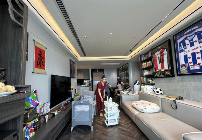 Bố mẹ Đoàn Văn Hậu đã lên Hà Nội để đỡ đàn cho con trai và con dâu. 