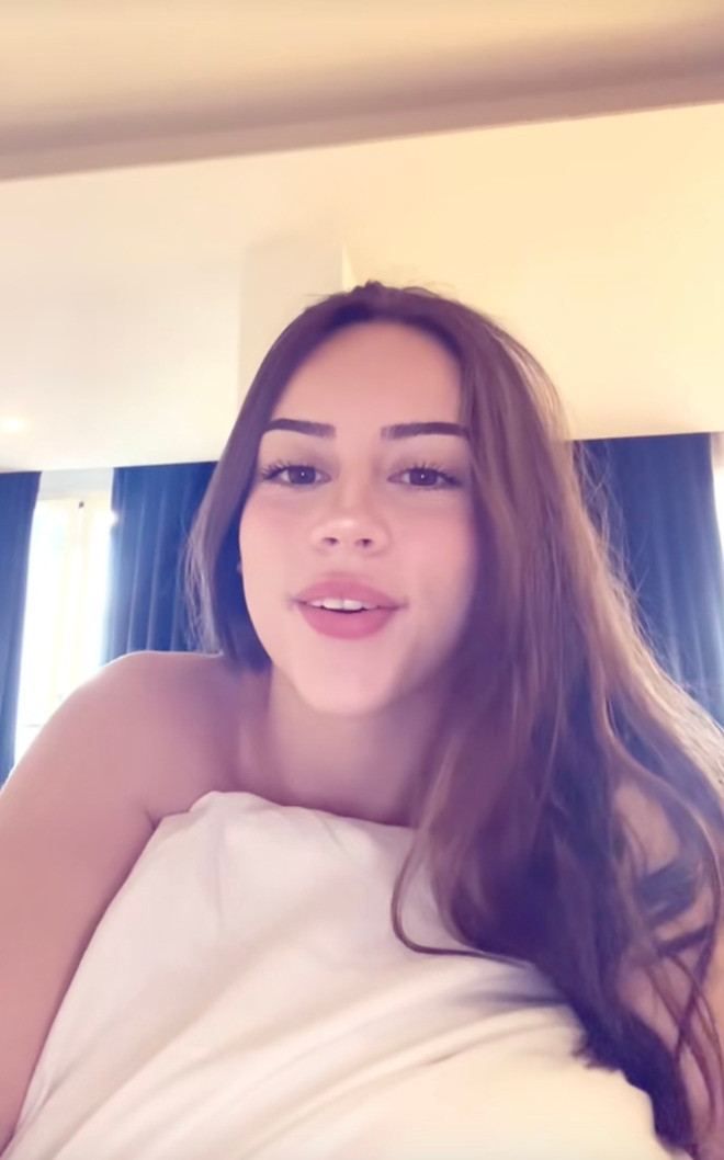 Alex Padilla còn là một hot tiktoker với tài khoản lên đến gần 350 nghìn lượt theo dõi. Cô này thu hút người xem với những đoạn clip khoe cận nhan sắc gợi cảm, đậm chất La-tinh. Ngay sau khi 'thần đồng bóng đa' công khai tình cảm thì lượt follow còn tăng chóng mặt. 