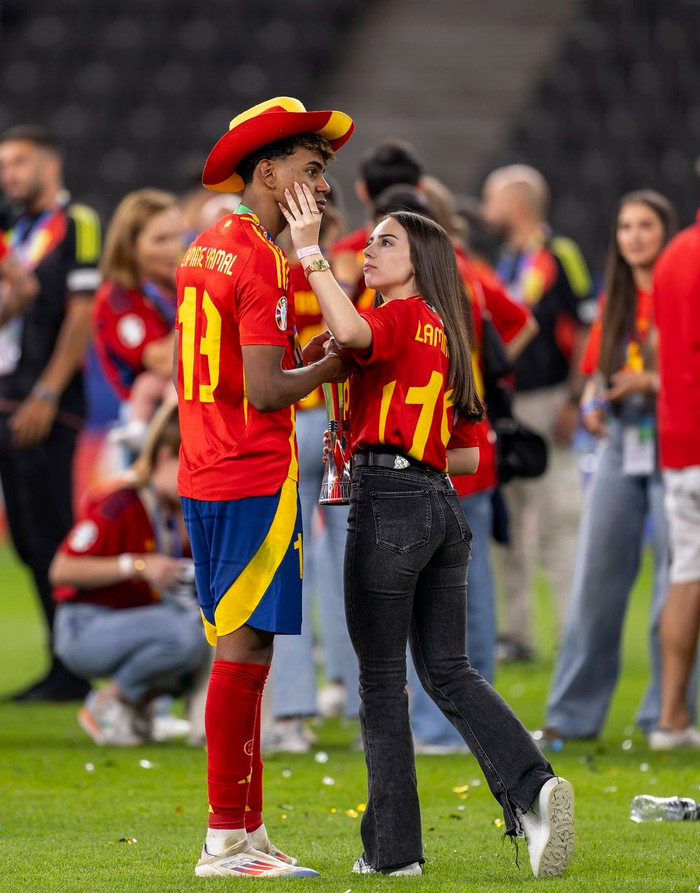 Khoảnh khắc Lamine Yamal ôm cup và chạy đến bên bạn gái đã nhanh chóng viral khắp các trang mạng xã hội. Ngay lập tức, cư dân mạng đã tìm kiếm thông tin về 'nửa kia' của cầu thủ trẻ Lamine Yamal.