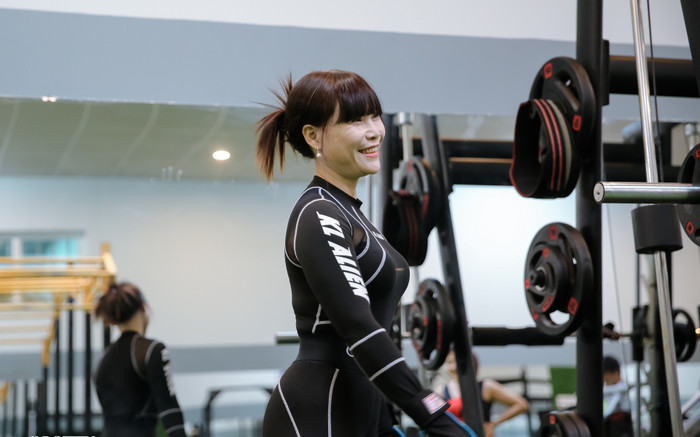 Người phụ nữ sở hữu vòng 1 và eo 'chuẩn không phải chỉnh', ai cũng giật mình khi biết tuổi thật Ảnh 2