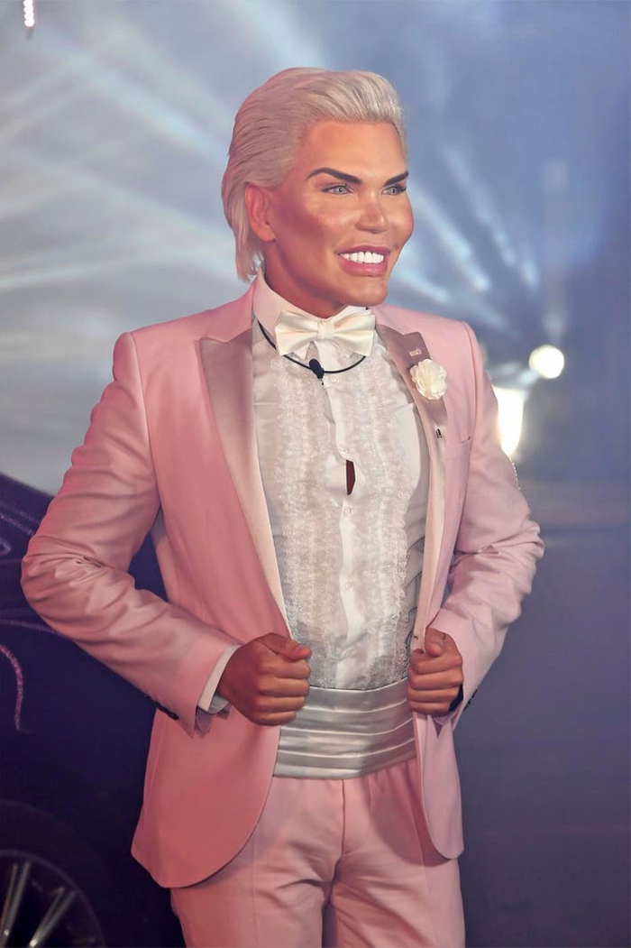 Không chỉ thực hiện dao kéo ở mặt, ngôi sao Instagram còn làm đông chất béo ở cơ thể để có thể mặc đồ bơi trông hấp dẫn hơn. 