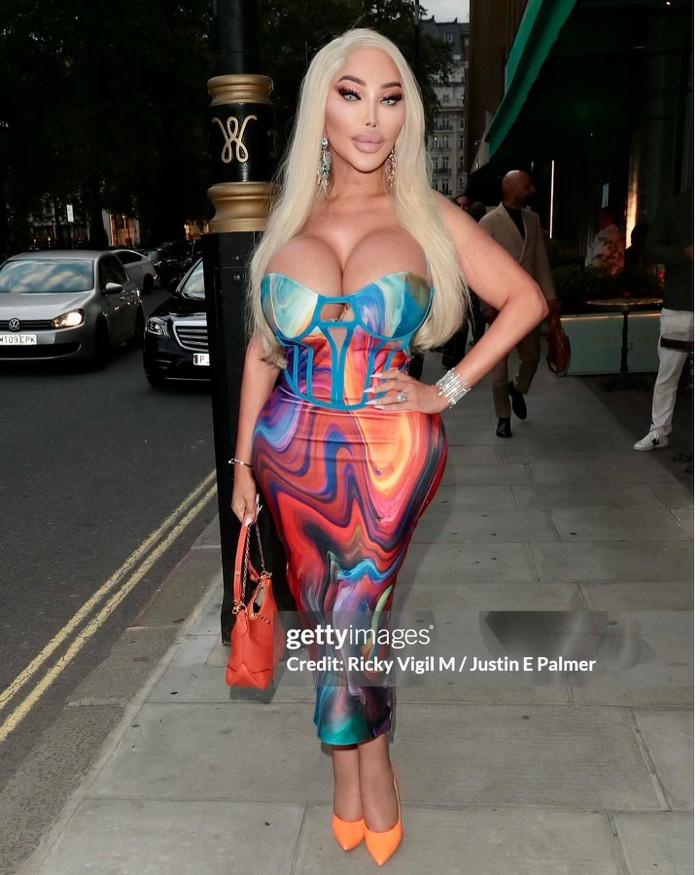 Hình ảnh ở tuổi 40 của Jessica Alves được nhận xét thiếu cân đối, quá cỡ. 