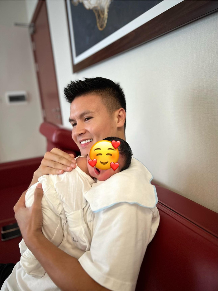 Quảng Hải bế con đầu lòng khéo léo không thua gì các mẹ bỉm. Ảnh FBNV