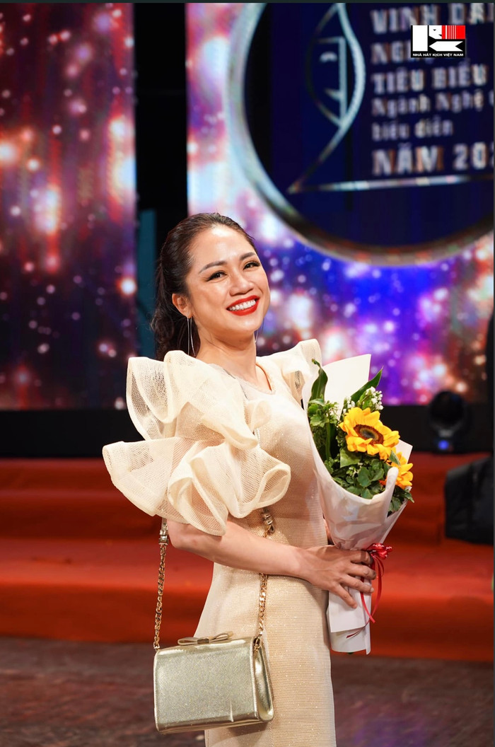 Xót xa nữ NSƯT đột ngột qua đời tuổi 47: Vừa xạ trị xong liền đội tóc giả lên sân khấu biểu diễn Ảnh 3