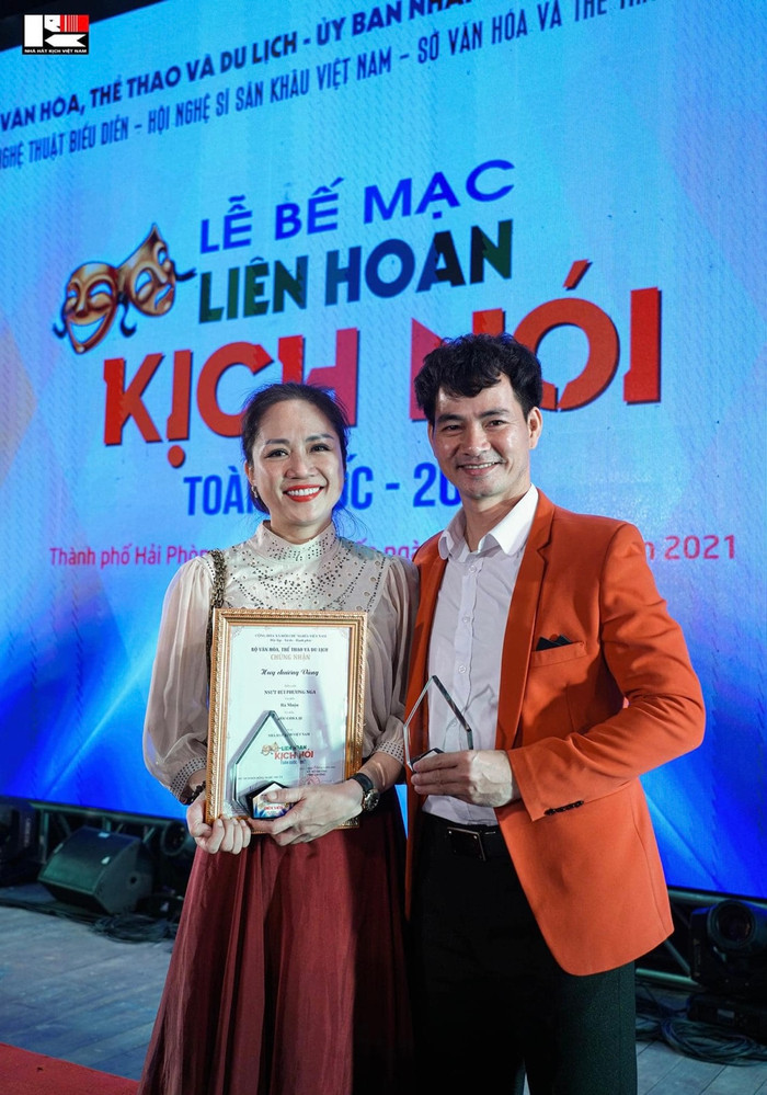 Xót xa nữ NSƯT đột ngột qua đời tuổi 47: Vừa xạ trị xong liền đội tóc giả lên sân khấu biểu diễn Ảnh 2