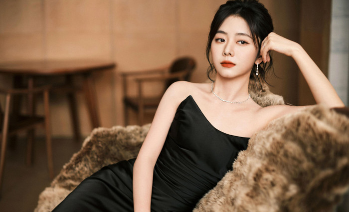 Đàm Tùng Vận là gương mặt không thể quen thuộc hơn với mọt phim Hoa ngữ. 