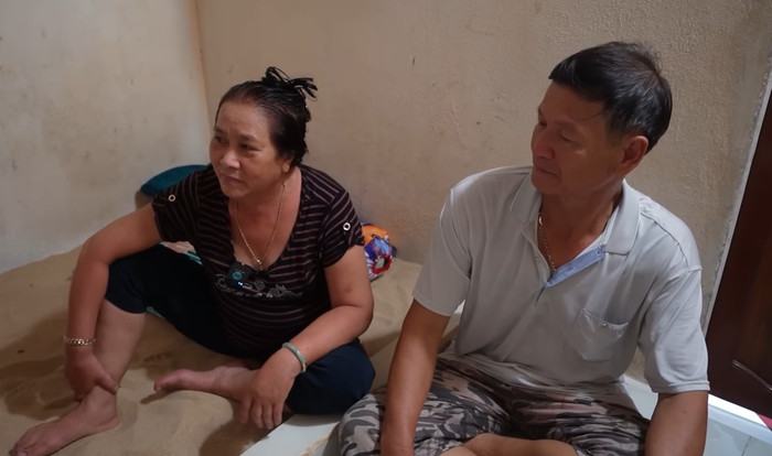 Bà Sáu ngồi trên chiếc giường độc lạ của mình