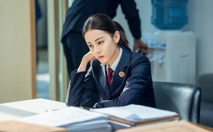 Vừa chuyển hình thất bại chỉ với một bộ phim, Địch Lệ Nhiệt Ba đã vội quay về vùng an toàn.