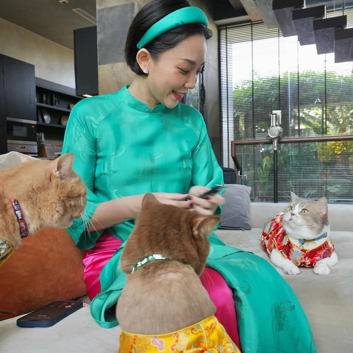 Tóc Tiên - Hoàng Touliver sống trong biệt thự triệu đô cùng 3 bé mèo tên lần lượt là Bánh mì, Pate và Bơ. 