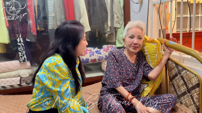 Hồng Nga gầy gò, ốm yếu. Bà nói năng mất kiểm soát do đãng trí.