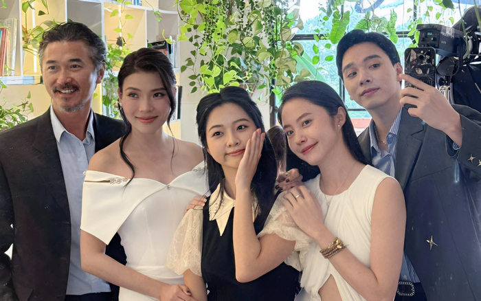 Dàn cast phim Con Cám hội ngộ, Thúy Diễm và Rima Thanh Vy đọ sắc trong trang phục trắng đẹp mắt.