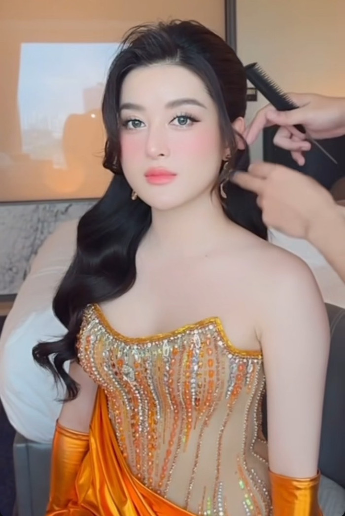 Á hậu Huyền My phát tướng trông thấy tại đoạn video hậu trường buổi trang điểm.