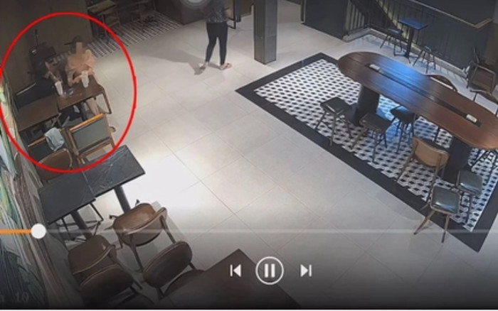 Vụ 2 người tử vong tại quán trà sữa: Người đàn ông chạy đi giữa cơn mưa lớn trong trạng thái căng thẳng Ảnh 2