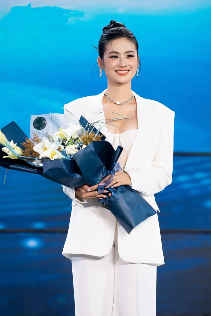 Trở về quê nhà sau nhiều tháng du học, Hoa hậu Ý Nhi trở thành nhân vật 'đắt show' nhất nhì làng giải trí Việt. Tại một sự kiện hay những hoạt động đời thường, dễ dàng phát hiện, nàng hậu Bình Định vẫn kiên quyết dùng đi dùng lại 'một chiêu' diện váy áo theo tông màu trắng tinh khôi giúp cô đẹp đến ngẩn ngơ, nao lòng. Tại đêm chung kết Mr World Vietnam 2024, Hoa hậu Ý Nhi theo đuổi phong cách menswear. Cô diện nguyên cây vest trắng, sáng bừng phong thái thanh lịch, sang trọng. Không những vậy, Hoa hậu Ý Nhi còn ghi điểm với màn tạo kiểu tóc búi cao gọn, để lộ gương mặt thon gọn, mềm mại.