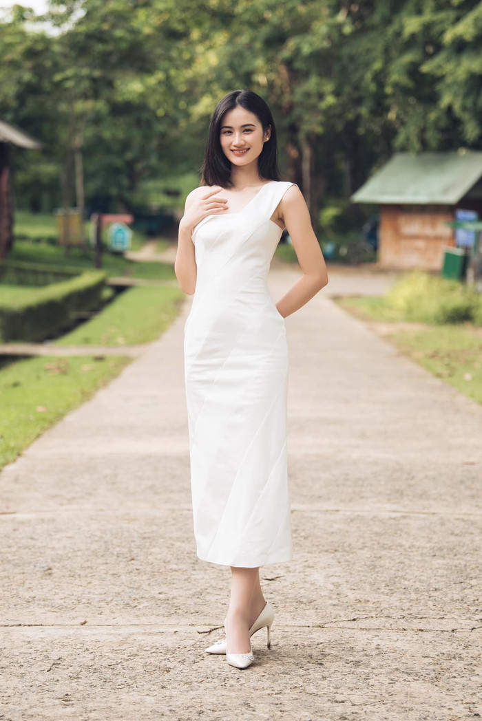 Trong một khoảnh khắc được đăng tải trên trang cá nhân, Hoa hậu Ý Nhi diện mẫu váy lệch vai, form dáng dài. Ngưỡng tưởng thiết kế này sẽ tạo cảm giác sến sẩm, dừ hơn so với lứa tuổi của nàng hậu nhưng không. Hoa hậu Ý Nhi lại trở nên thanh lịch, sang trọng tựa một quý cô.