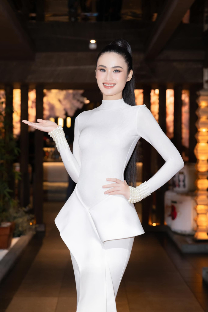 Hoa hậu Ý Nhi diện mẫu váy màu trắng, chất liệu mỏng, ôm sát để lộ vóc dáng chuẩn chỉnh, vòng nào ra vòng đó. Đương kim Miss World Vietnam còn khéo léo kết hợp thêm dàn phụ kiện ngọc trai giúp tổng thể lại càng thêm phần nổi bật, thu hút.