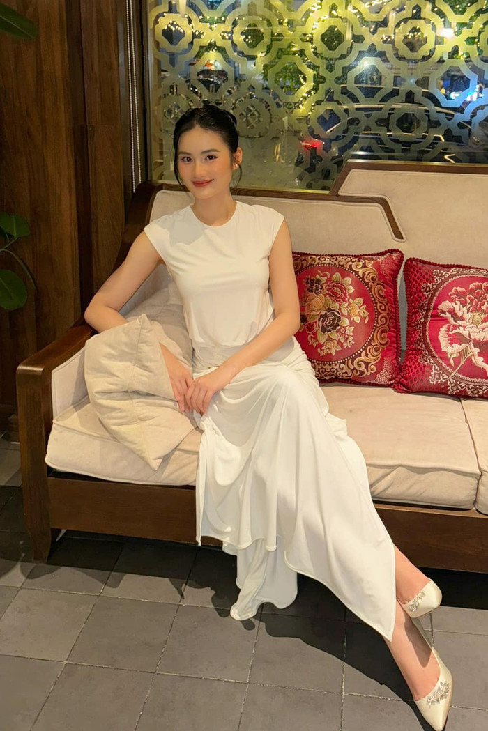 Những thiết kế này thường khá kén người mặc, tạo cảm giác thanh lịch, trưởng thành và 'dừ' hơn so với lứa tuổi thật 22 của Hoa hậu Ý Nhi. Song, nàng hậu lại không rơi vào tình trạng này. Hoa hậu Ý Nhi vẫn dễ dàng cân bằng, hoá thân tròn trịa với từng phong cách khác nhau.