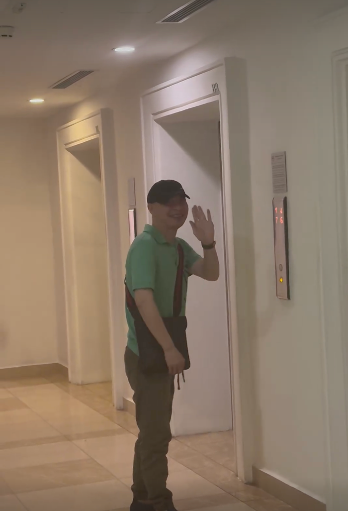 NSND Công Lý vẫy tay chào bà xã trước khi đi làm.