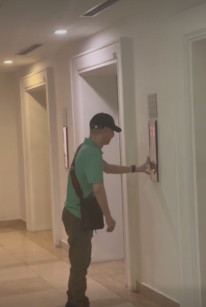 NSND Công Lý bấm thang máy, tự di chuyển một mình mà không cần người hỗ trợ.