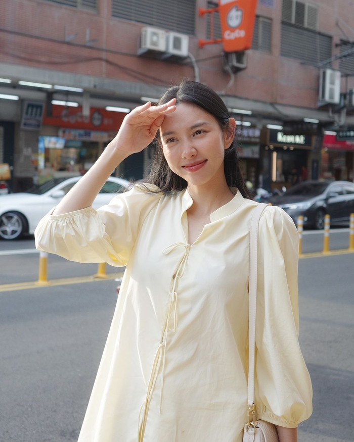 Hoa hậu Thùy Tiên tiếp tục mở khóa thành công tông màu Cannolia Cream trong chuyến du lịch Đài Loan vừa qua. Tạm biệt những items có kiểu dáng ôm sát, tôn đường cong cơ thể, nàng hậu diện cho mình bản phối sơ mi thắt nút và quần ống ngắn.