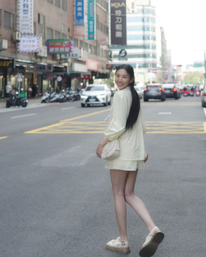 Sau khi đăng quang ngôi vị Miss Grand International 2021, Nguyễn Thúc Thùy Tiên trở thành cái tên được công chúng quý mến không chỉ bởi nhan sắc mà còn vì tấm lòng nhân ái. Người đẹp sinh năm 1998 tích cực thực hiện các dự án cộng đồng, truyền cảm hứng đến giới trẻ trong và ngoài nước. Kết thúc nhiệm kì đầy rực rỡ, nàng hậu tiếp tục cống hiến và mang đến nhiều dự án ý nghĩa, giúp đỡ được nhiều hoàn cảnh. Song song dự án xây dựng sân chơi cho các bệnh nhi, cô còn có hành trình thấu cảm những góc khuất, khó khăn và tôn vinh vẻ đẹp của người lao động thông qua chuỗi series như Đu Đêm hay nong-dân.