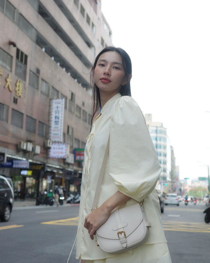 Điểm xuyết tạo hình, nàng hậu sắm mẫu túi khóa vàng Saumur BB có giá hơn 66 triệu đồng đến từ thương hiệu Louis Vuitton.