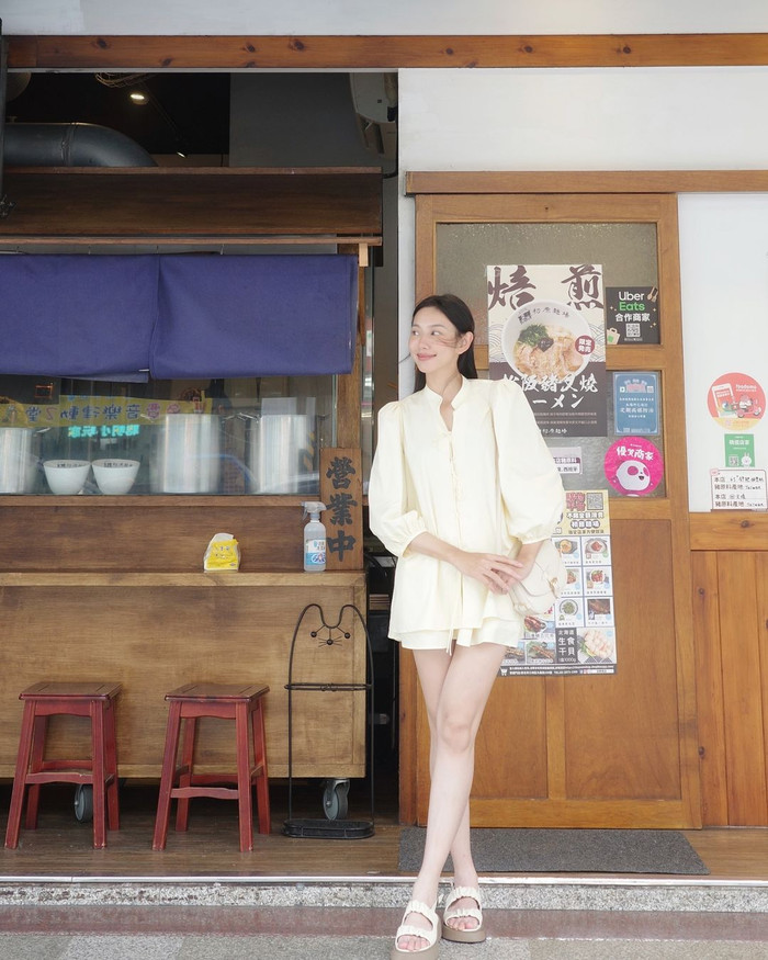 Sở hữu lợi thế chiều cao, Thùy Tiên hoàn toàn chinh phục được thiết kế này. Trong khung ảnh toàn cảnh, đôi chân dài thon gọn của cô được tôn lên triệt để. Tông màu trang phục cũng góp phần nâng tông da của người đẹp.