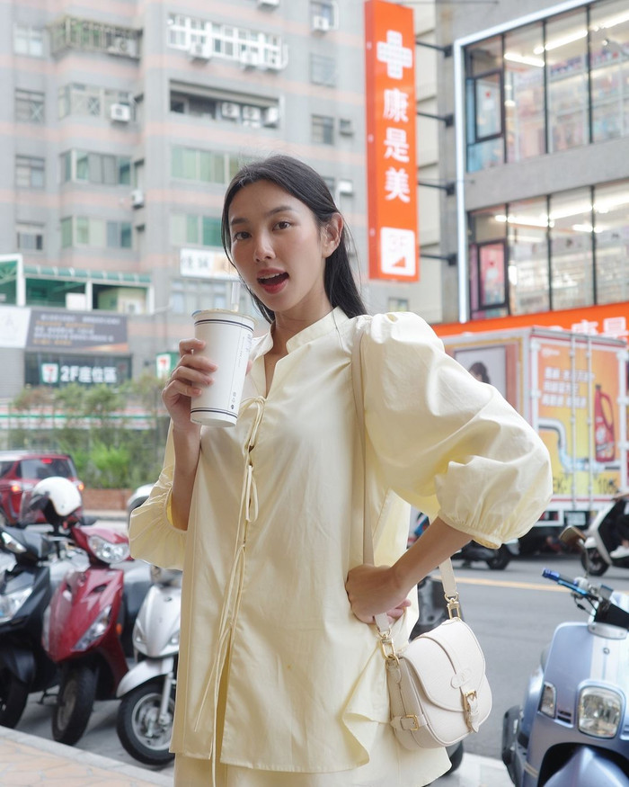 Theo Saostar tìm hiểu, thiết kế mang tên Allure được nhà mốt nội địa trình làng với giá niêm yết 1.350 triệu đồng.