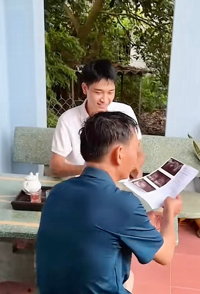 Ngay sau đó, bất chợt anh lấy ra một tờ giấy đưa cho bố của người yêu khiến ông bố chỉ muốn gật dầu đồng ý ngay lập tức.