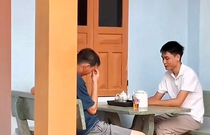 Màn nói chuyện căng thẳng giữa con rể và bố vợ tương lai.