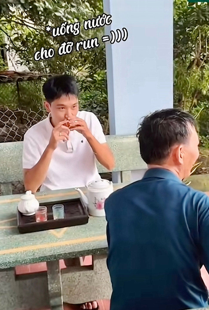 Chàng trai vẫn còn run trước khi khoe bố về tờ giấy.