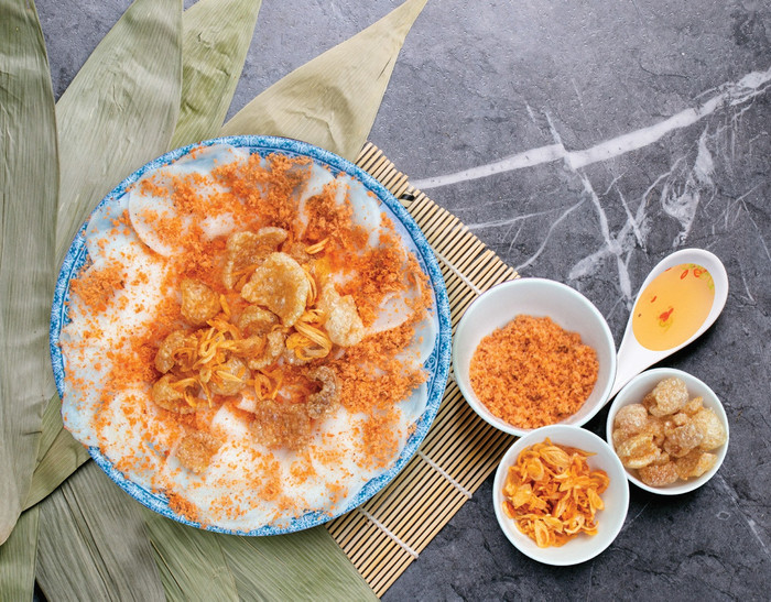 Đĩa bánh bèo được tô điểm thêm tôm chấy vàng ươm