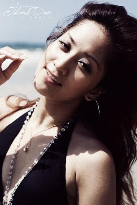 Bộ ảnh được Khánh Thi đầu tư chỉn chu từ váy áo đến tông trang điểm, tóc tai. 