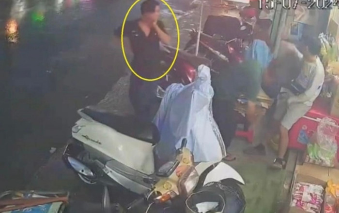 Hình ảnh ông H. đi tìm chỗ mua dao.