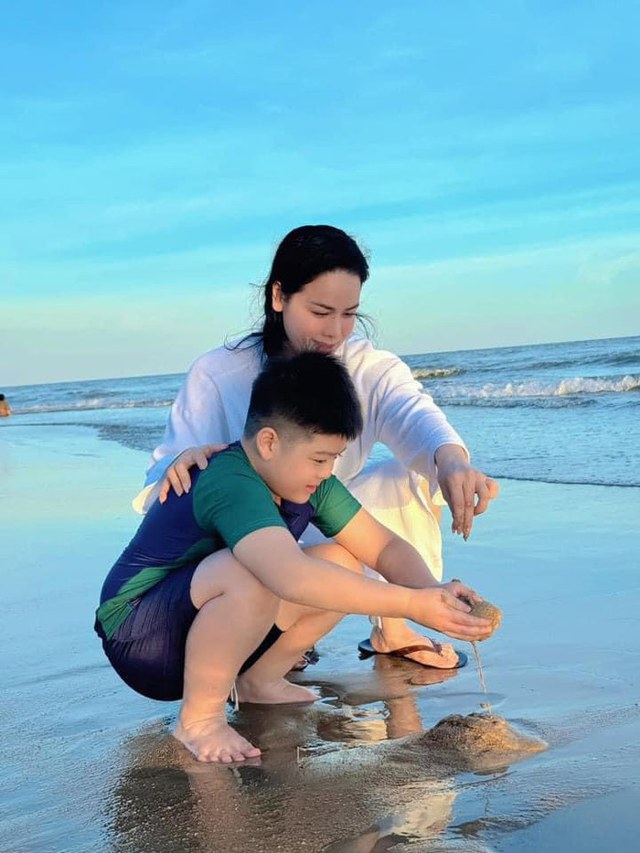 Cô dành trọn tình yêu thương cho quý tử đầu lòng.