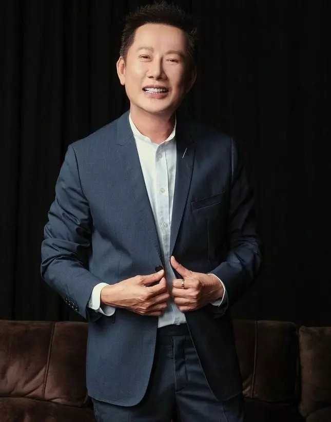 Chủ tịch Nawat không có thiện cảm, thậm chí còn xem thương hiệu Miss Universe là đối thủ. 