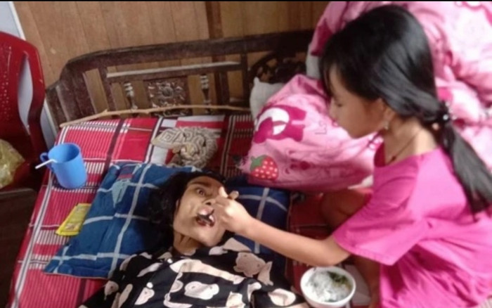 Xúc động bé gái 7 tuổi chăm mẹ ung thư chờ ngày lìa xa cõi đời Ảnh 2