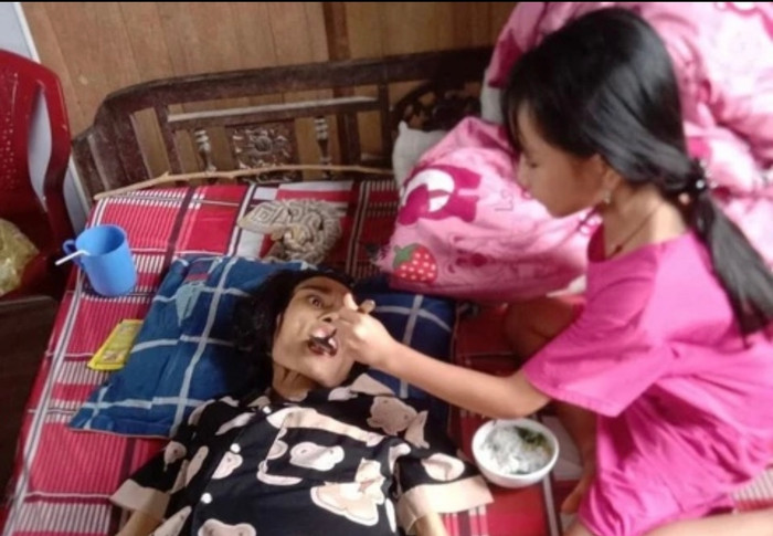 Dù nhỏ tuổi, nhưng Bảo Nhi luôn chăm sóc mẹ chu đáo cẩn thận.